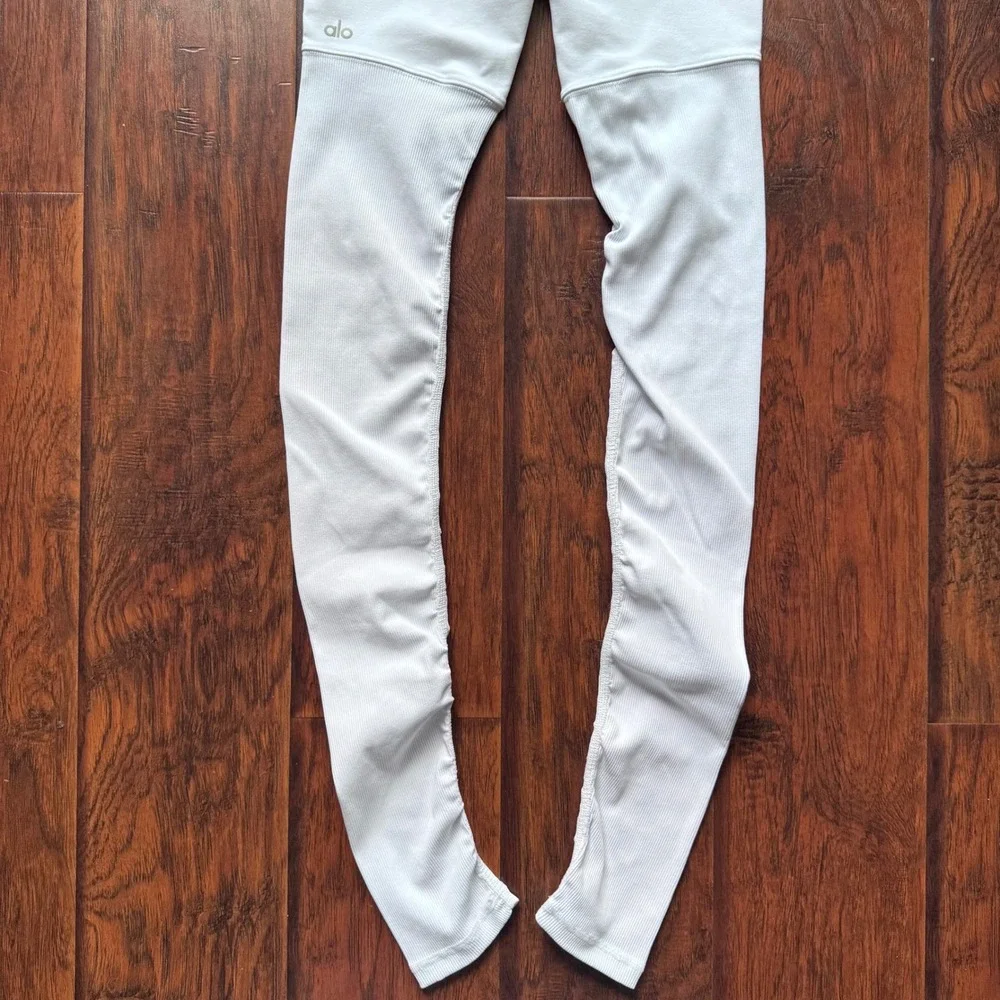 MINT! Alo Yoga Goddess Leggings Sz Small White Ribbed Knit Scrunch Clean Girl